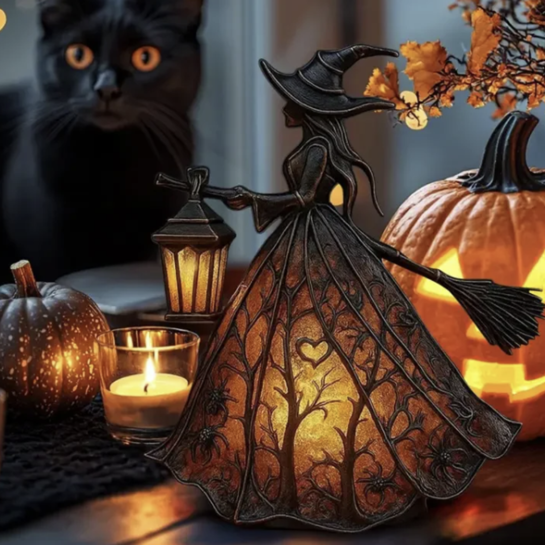 Nahaufnahme der Hexen-Lampe mit Laterne, Besen und leuchtendem Astmuster-Kleid neben Kürbis, Kerze und schwarzer Katze