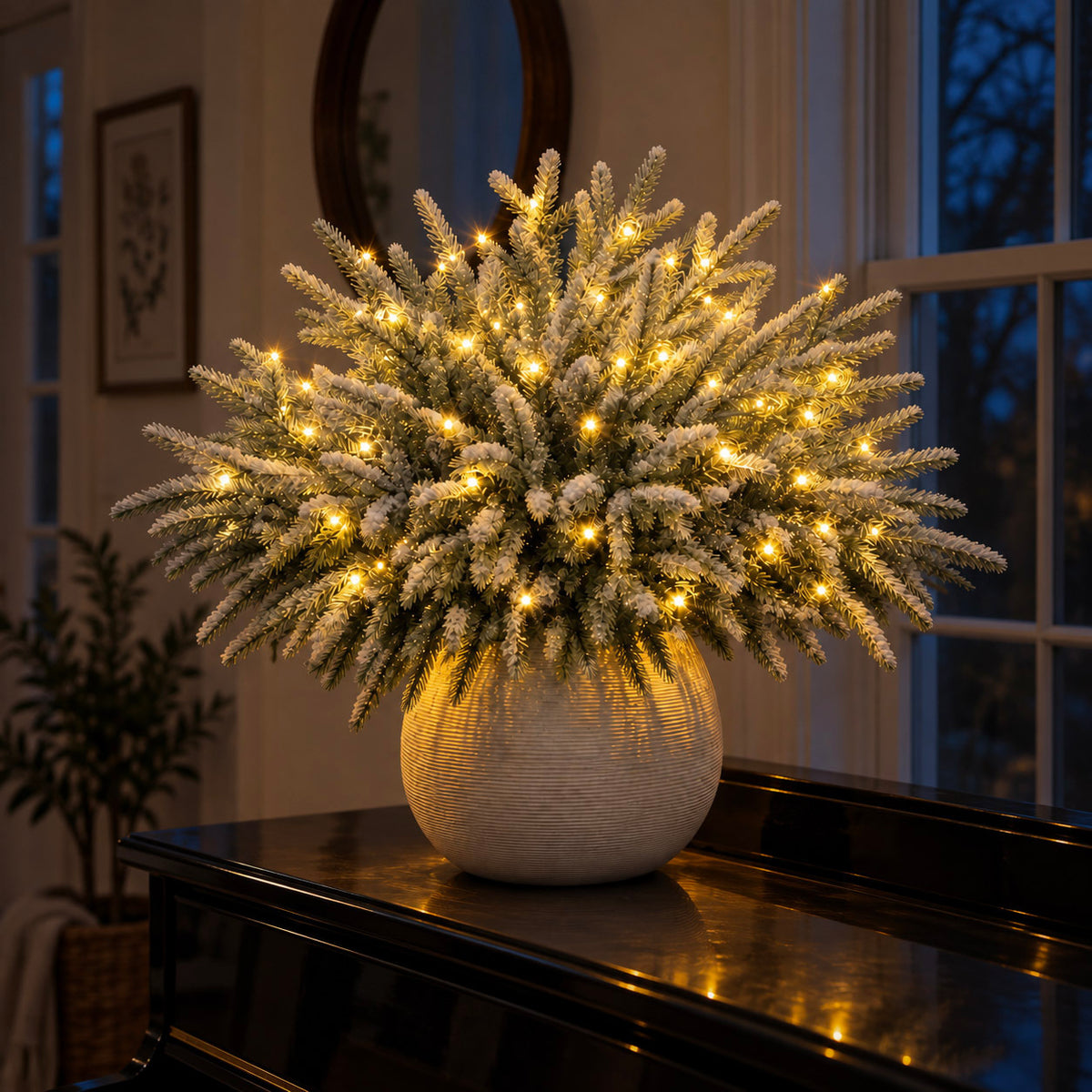 Leuchtende Tannenzweige Verschneit in heller Vase auf einem Klavier am Abend