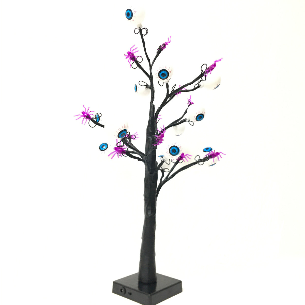 Schaurige Augenbaum-Lampe ausgeschaltet vor weißem Hintergrund mit schwarzem Stamm und Sockel