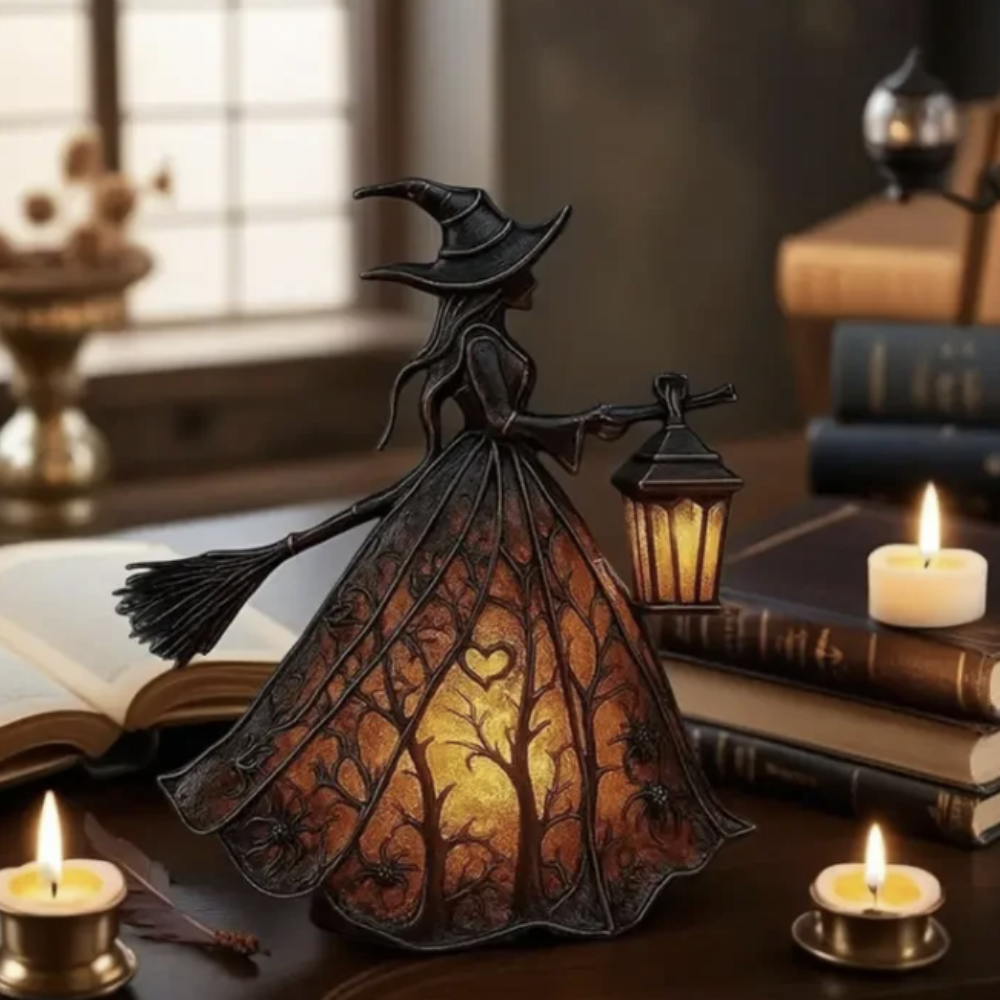 Dunkle Hexen-Lampe mit leuchtendem Astmuster-Kleid in einer gemütlichen Leseecke zwischen alten Büchern und Kerzen