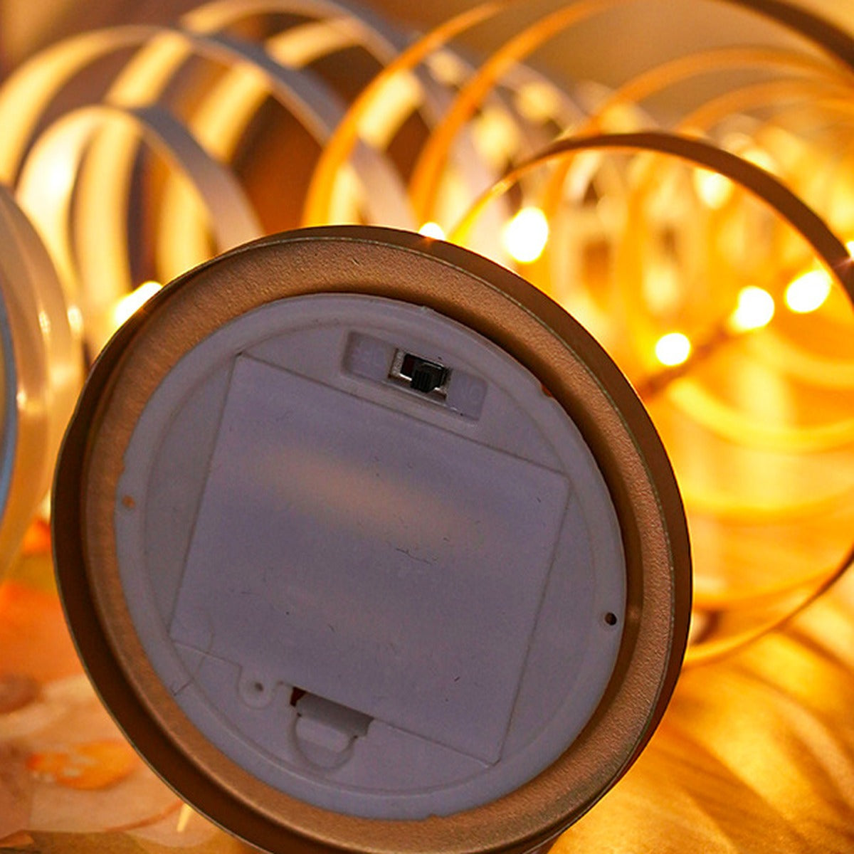 Sockel der Goldenen Spiralbaum-Lampe mit Batteriefach und Ein-Aus-Schalter von unten